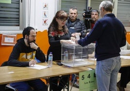 Un hombre ejerce su derecho al voto en un colegio electoral en Durango, ayer.