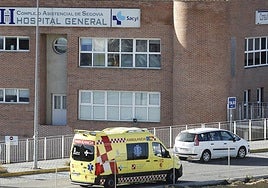 Una ambulancia llega al Hospital.
