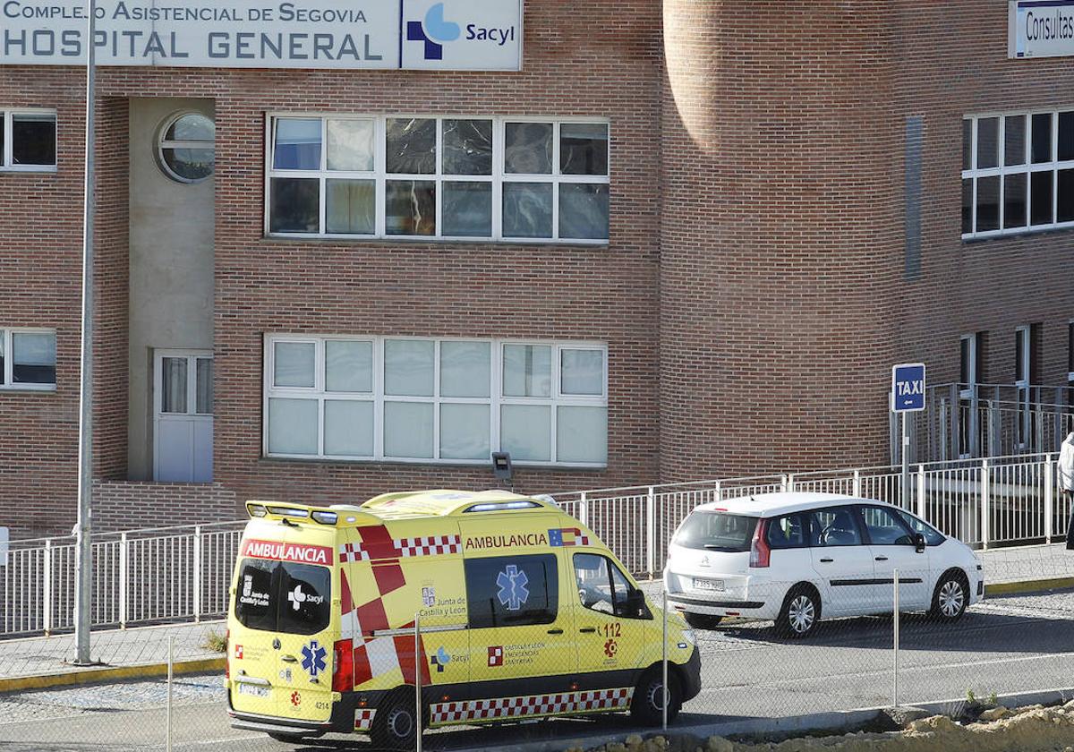 Una ambulancia llega al Hospital.