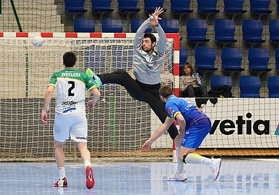 Dimitrioski lanza un penalti ante Juan Bar, próximo portero del Recoletas.