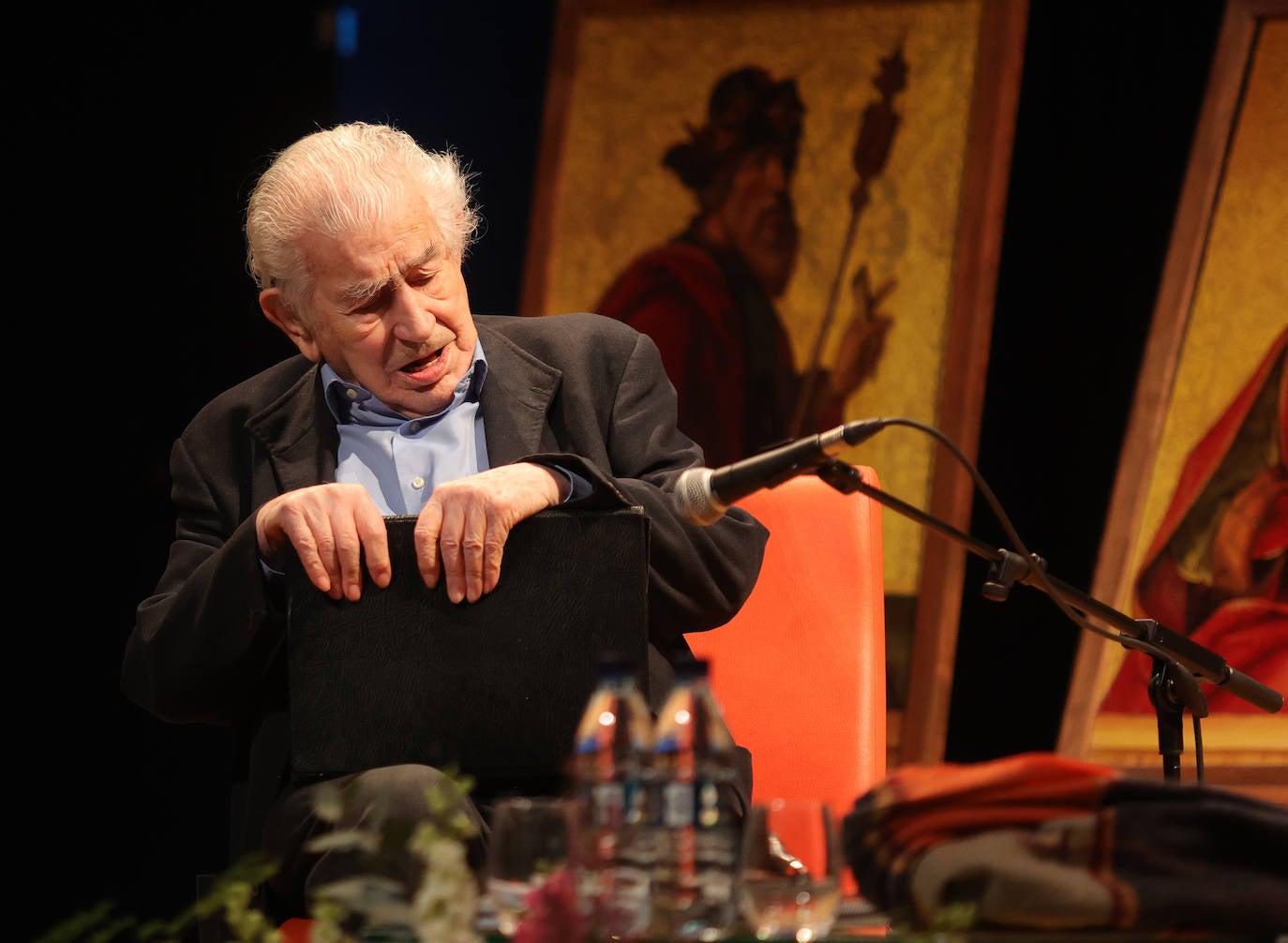 Gamoneda realza con su poesía el Día del Libro en Paredes