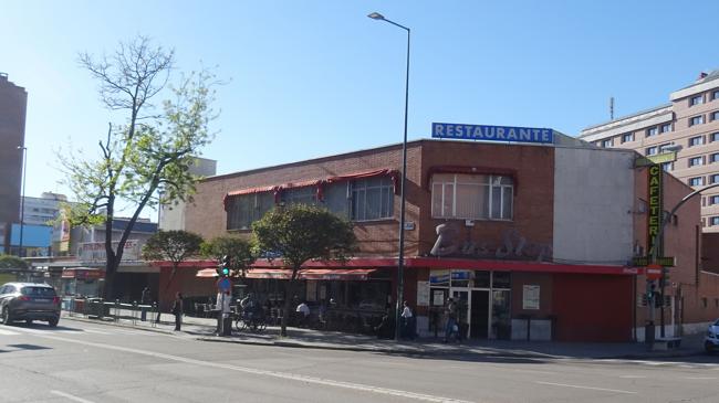 Imagen antes - Estado actual de la esquina de la cafetería de la estación de autobuses e infografía de la reforma proyectada por la Junta para 2026.