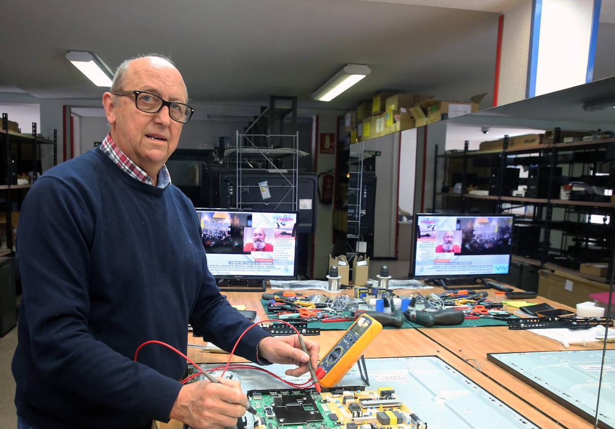 Paco Guijo, en su taller de reparación.