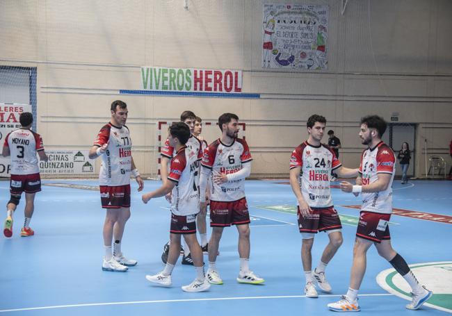 Los jugadores del Nava, desilusionados tras el partido.