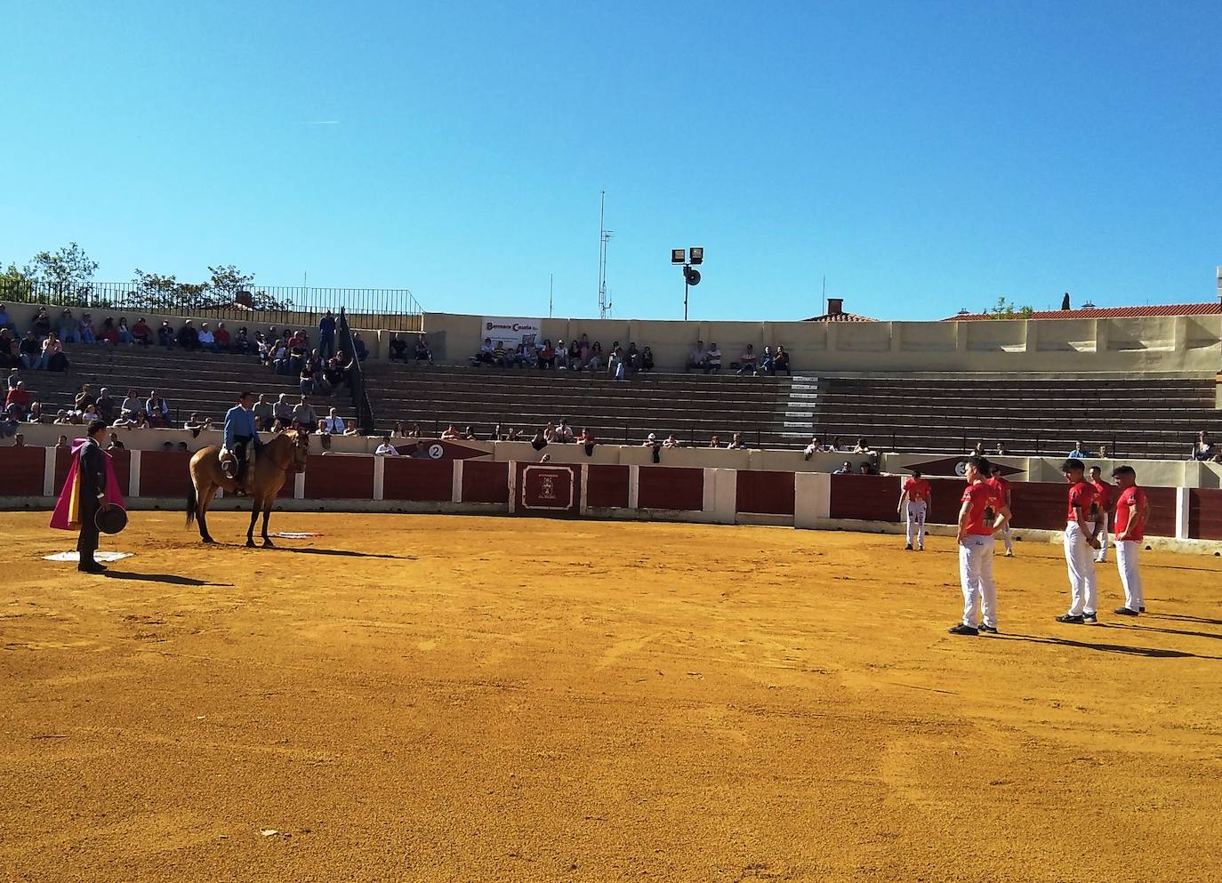 Participantes en el festejo mixto tras el paseíllo.