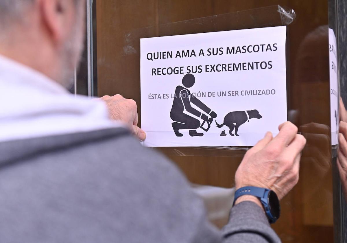 Un vecino de la calle San José coloca un cartel contra los que no regogen los excrementos de sus perros.