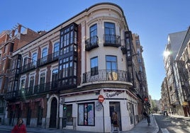 El edificio, en la confluencia de López Gómez con José María Lacort, en una esquina de la plaza de España.