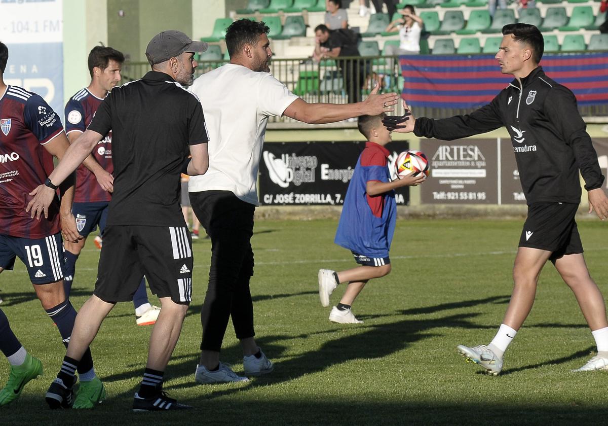 Los entrenadores de Segoviana y Llerenense, al finalizar el partido.