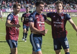 Abel Pascual, Sergi Molina y Dani Plomer celebran el tanto del central alicantino de la Sego.