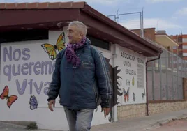 José Antonio Romero camina junto a los locales de la asociación vecinal Unión Esgueva, en Barrio España.