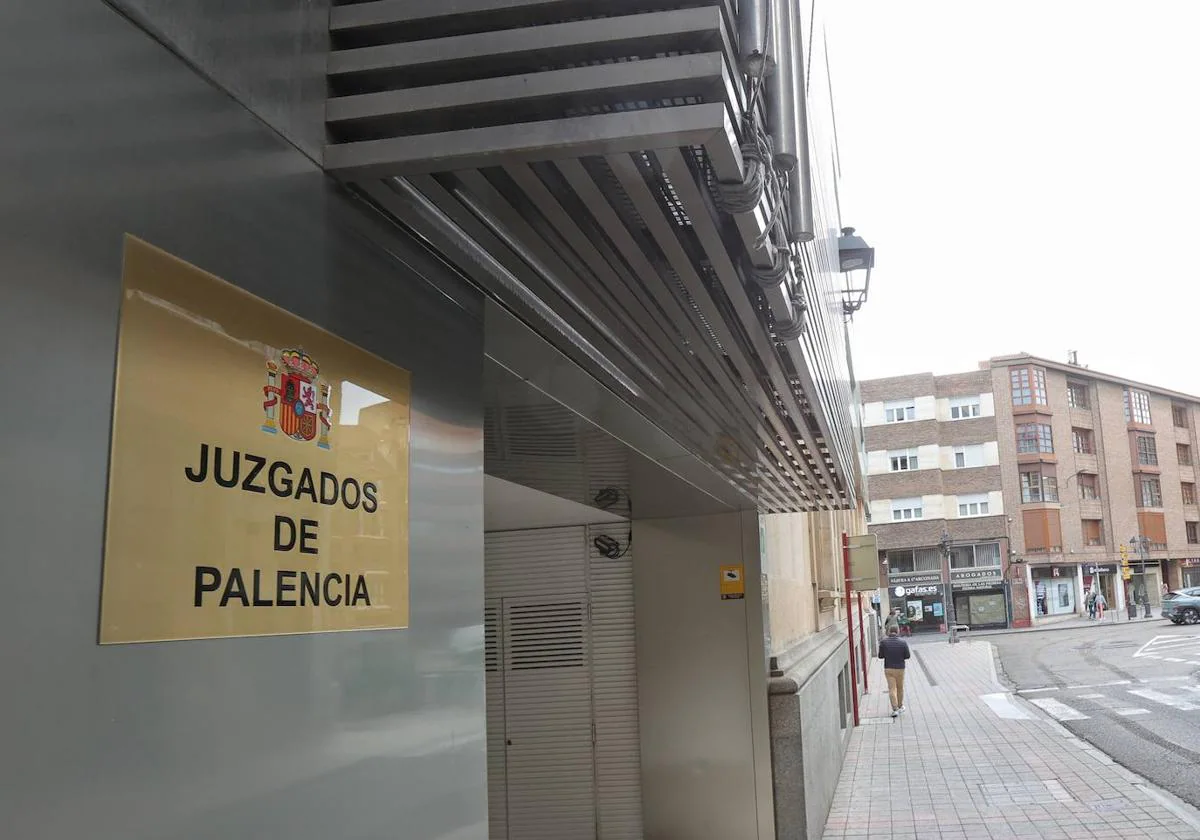 Palencia: Condenado a dos años por intentar besar y tocar a una mujer en el  ascensor | El Norte de Castilla