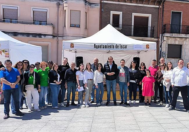 Asistentes y participantes en la feria del libro de Íscar.