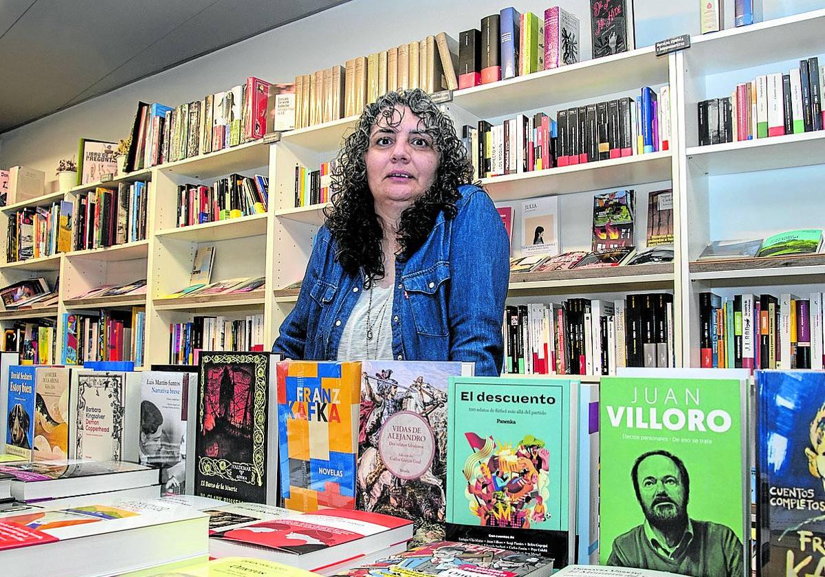 Judith Pérez, en su establecimiento, rodeada de libros.