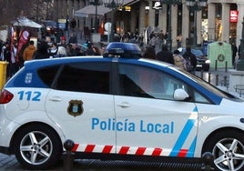 Patrulla de la Policía Local en la avenida del Acueducto.