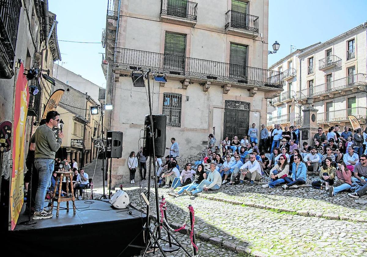 El público sigue sentado en las escaleras una de las actuaciones del festival Corderitititito.