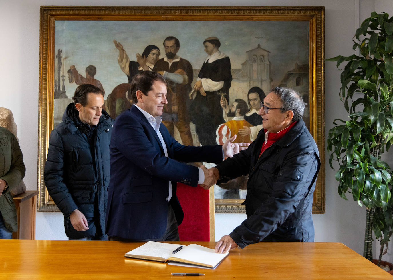 Alfonso Fernández Mañueco se da la mano con el alcalde de Villalar ante Conrado Íscar.