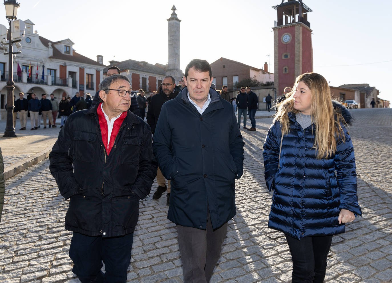 El alcalde de Villalar, Luis Alonso; el presidente de la Junta de Castilla y León, Alfonso Fernández Mañueco; y la delegada territorial de Valladolid, Raquel Alonso.