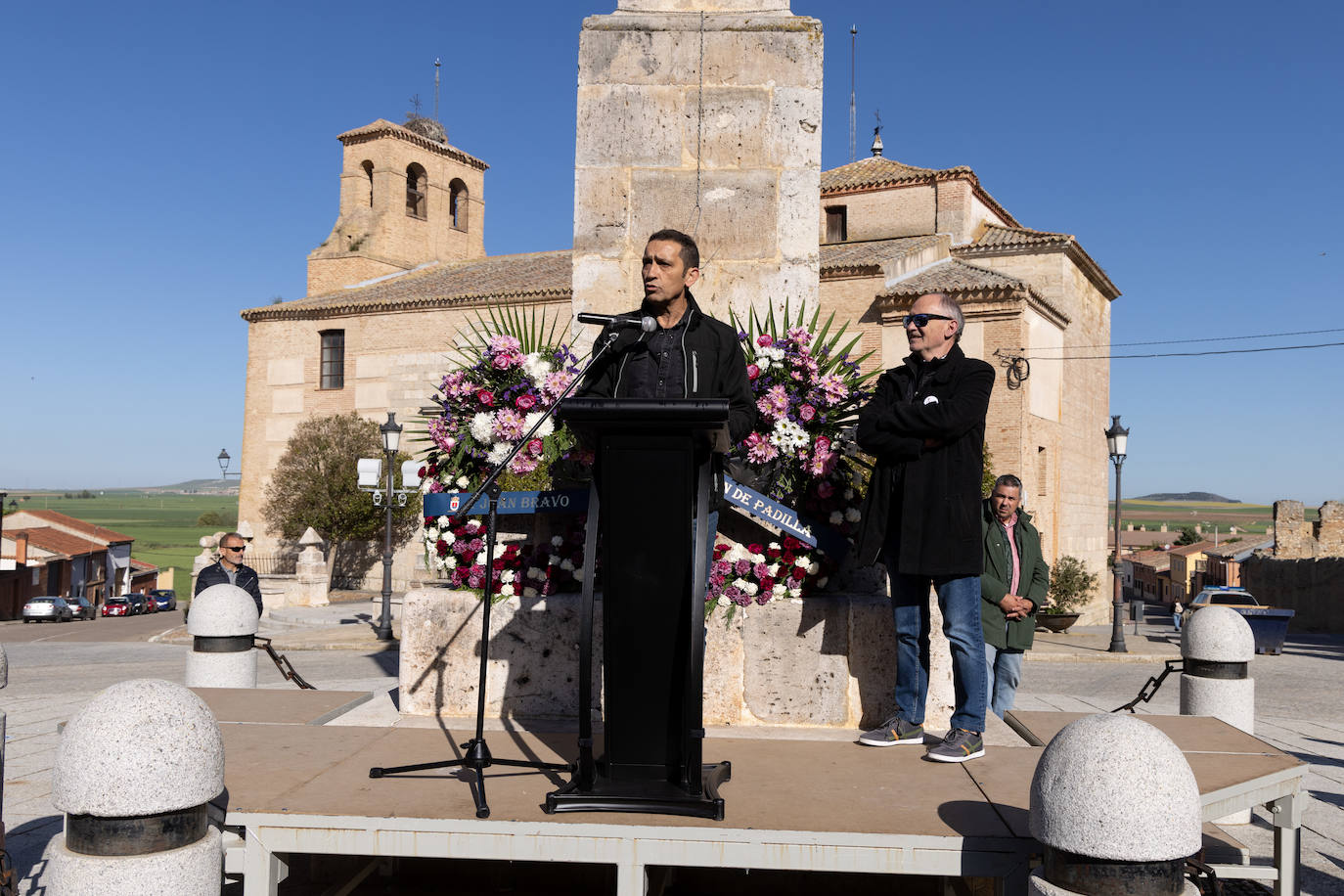 Vicente Andrés, secretario general de Comisiones Obreras en Castilla y León, se dirige a los asistentes desde el monolito en presencia de Faustino Temprano, su homólogo en UGT.