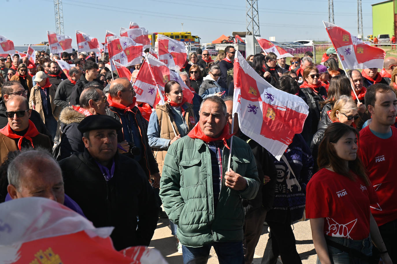 Miles de personas disfrutan en Villalar del Día de Castilla y León