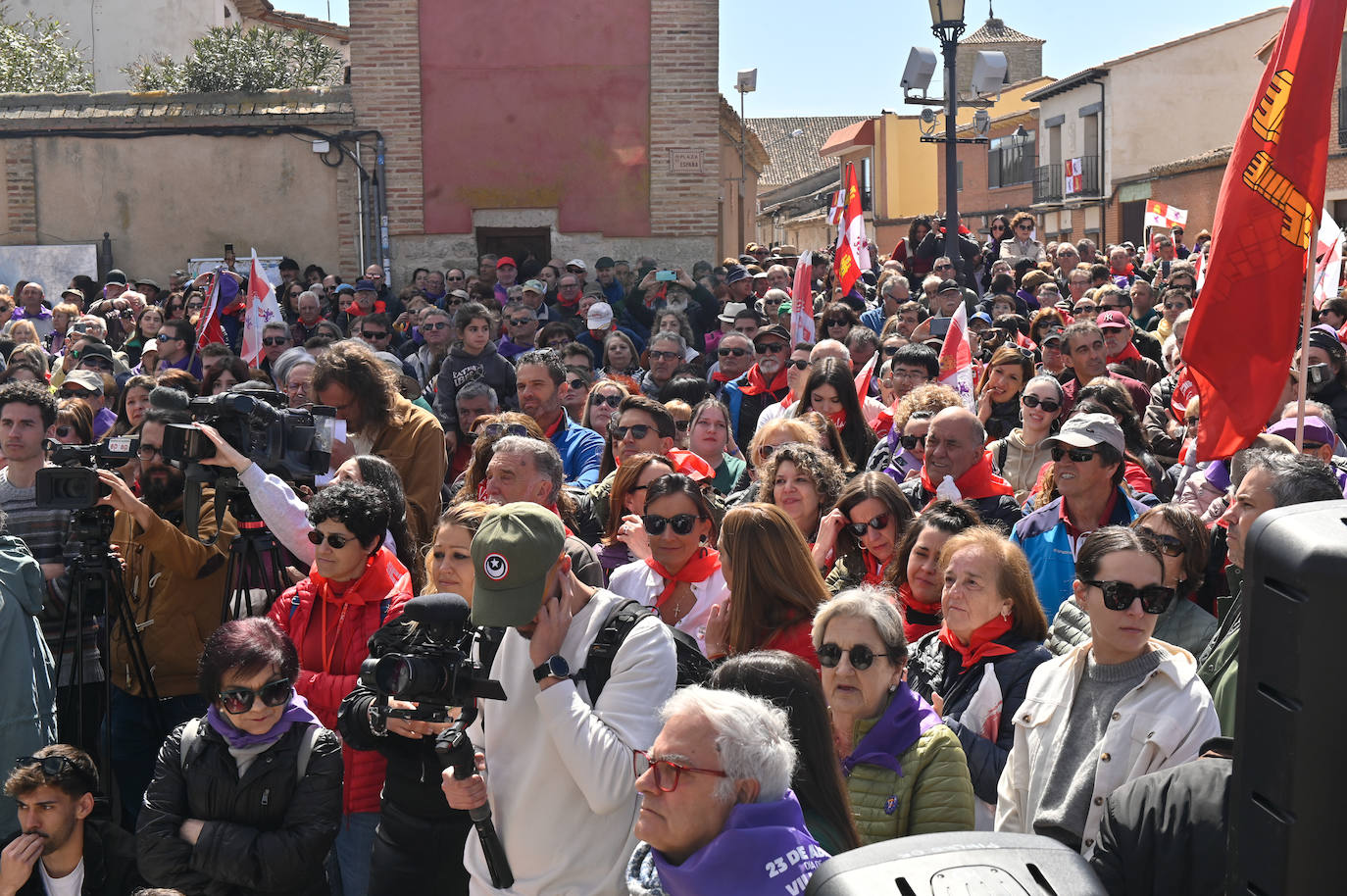 Miles de personas disfrutan en Villalar del Día de Castilla y León