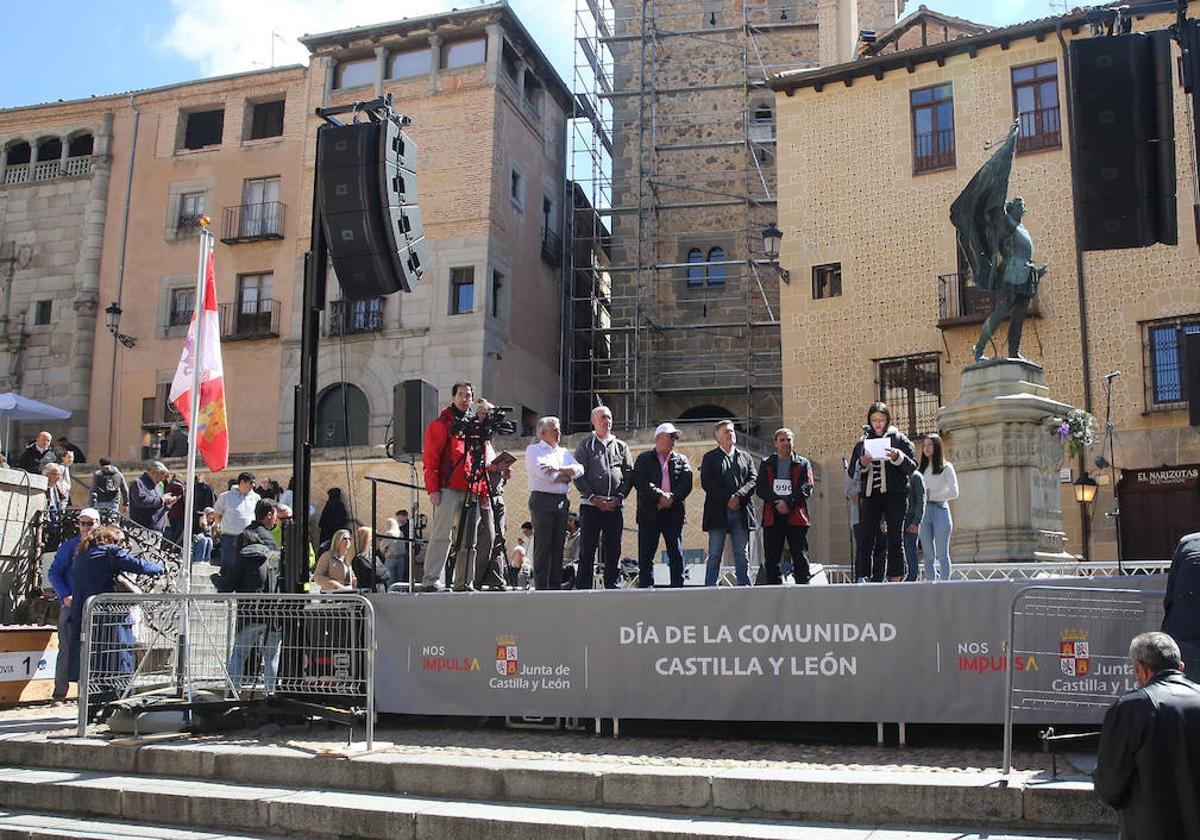 Escolares leen el preámbulo del Estauto de Autonomía a los pies de la estatua Juan Bravo.