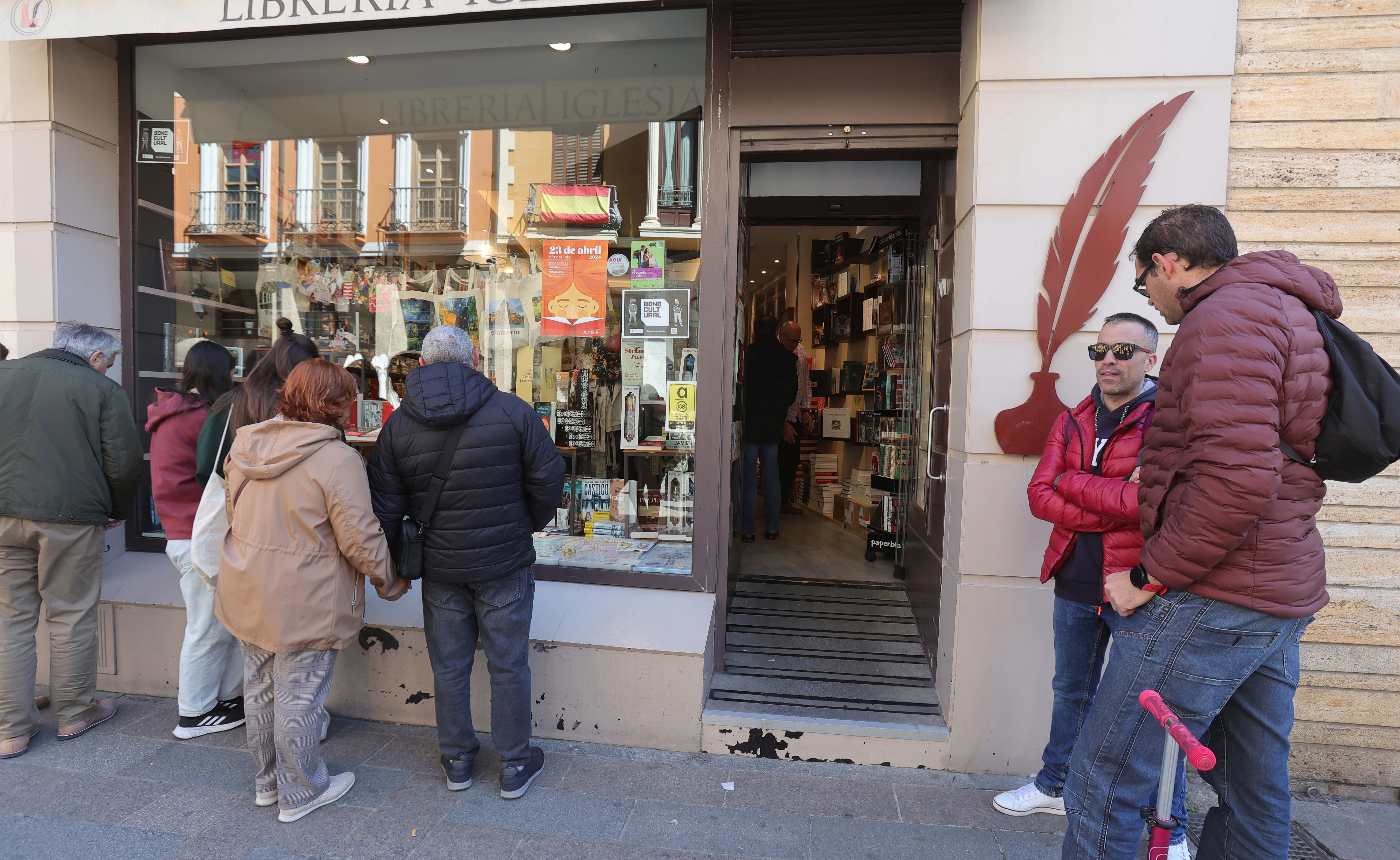 Los libros y las historias salen a la calle en Palencia