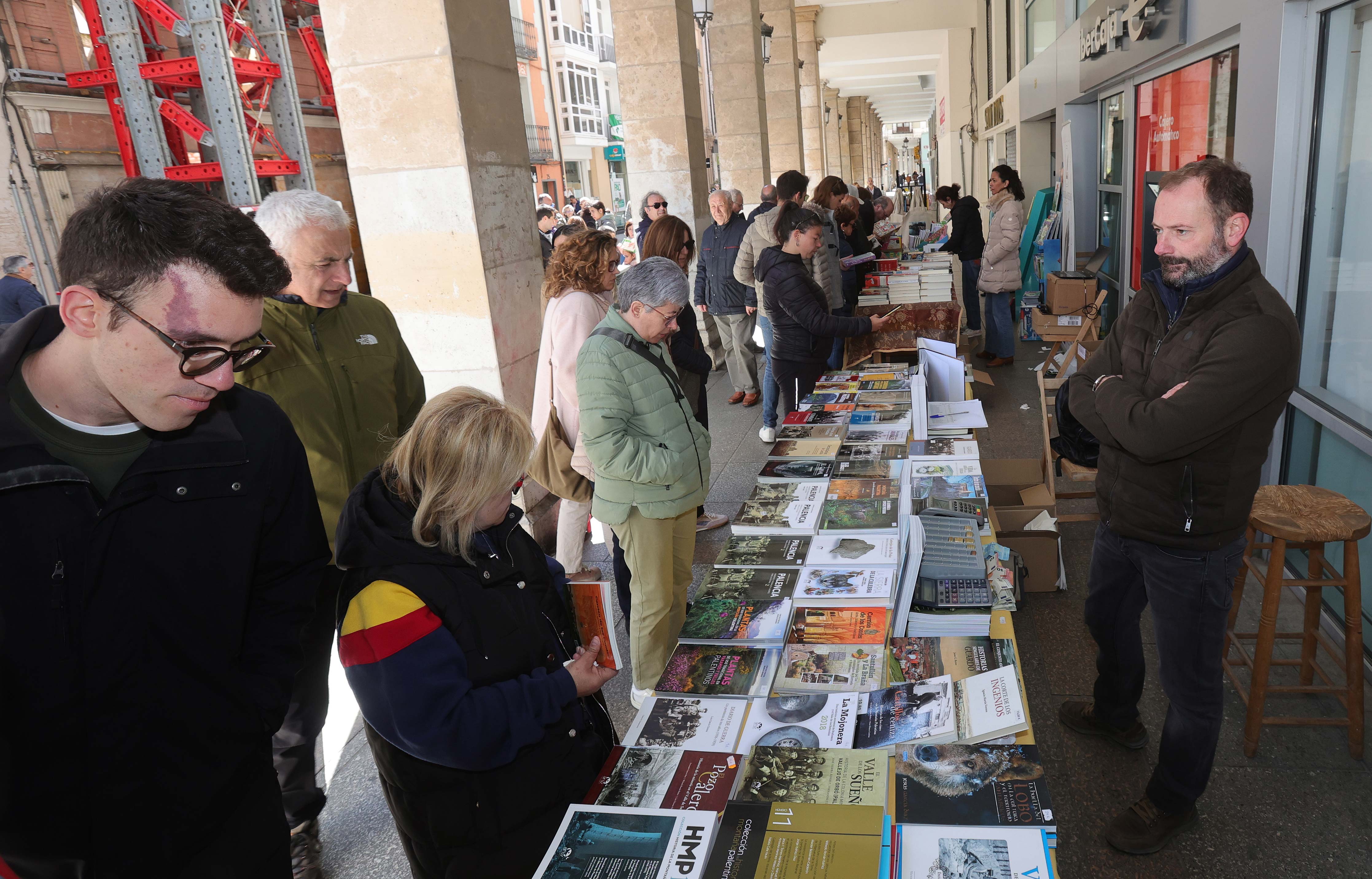 Los libros y las historias salen a la calle en Palencia