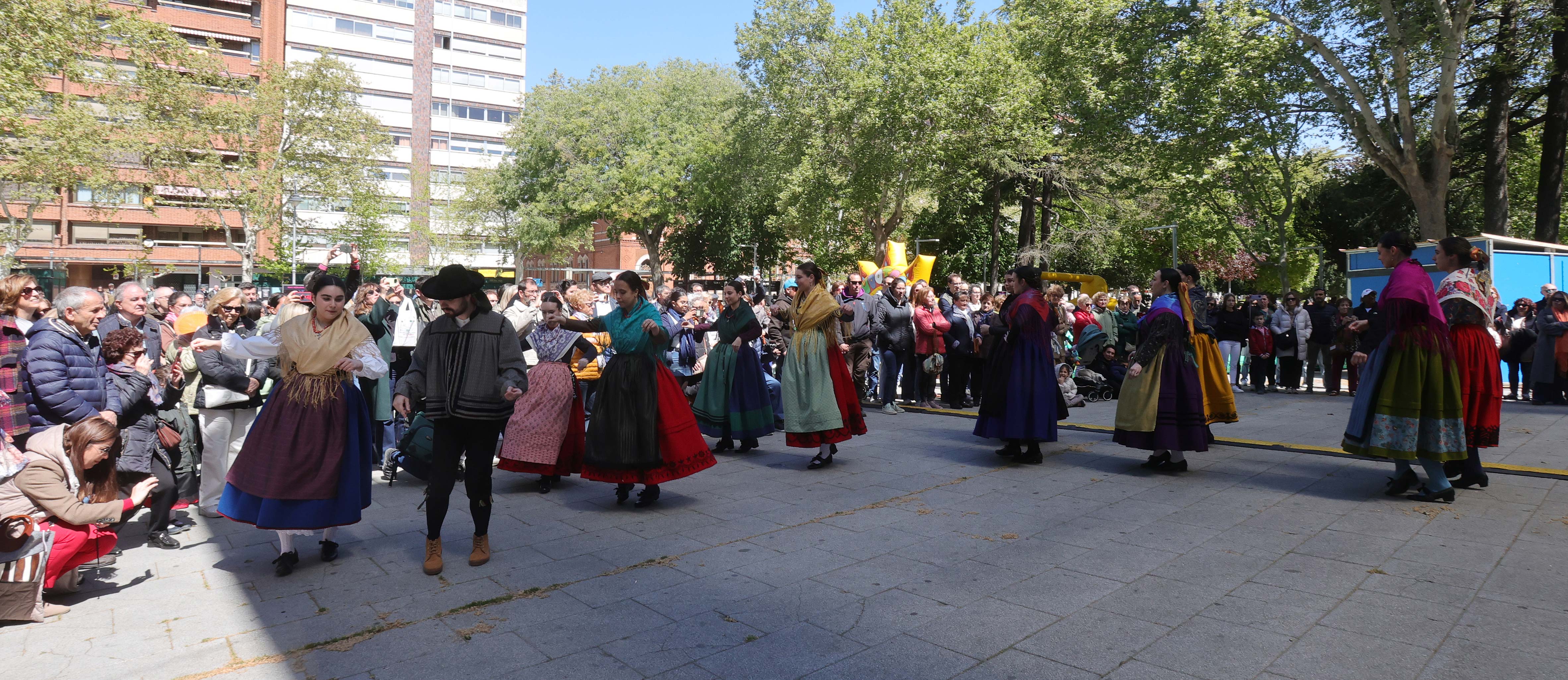 Bailes y casetas por el Día de la Comunidad en Palencia