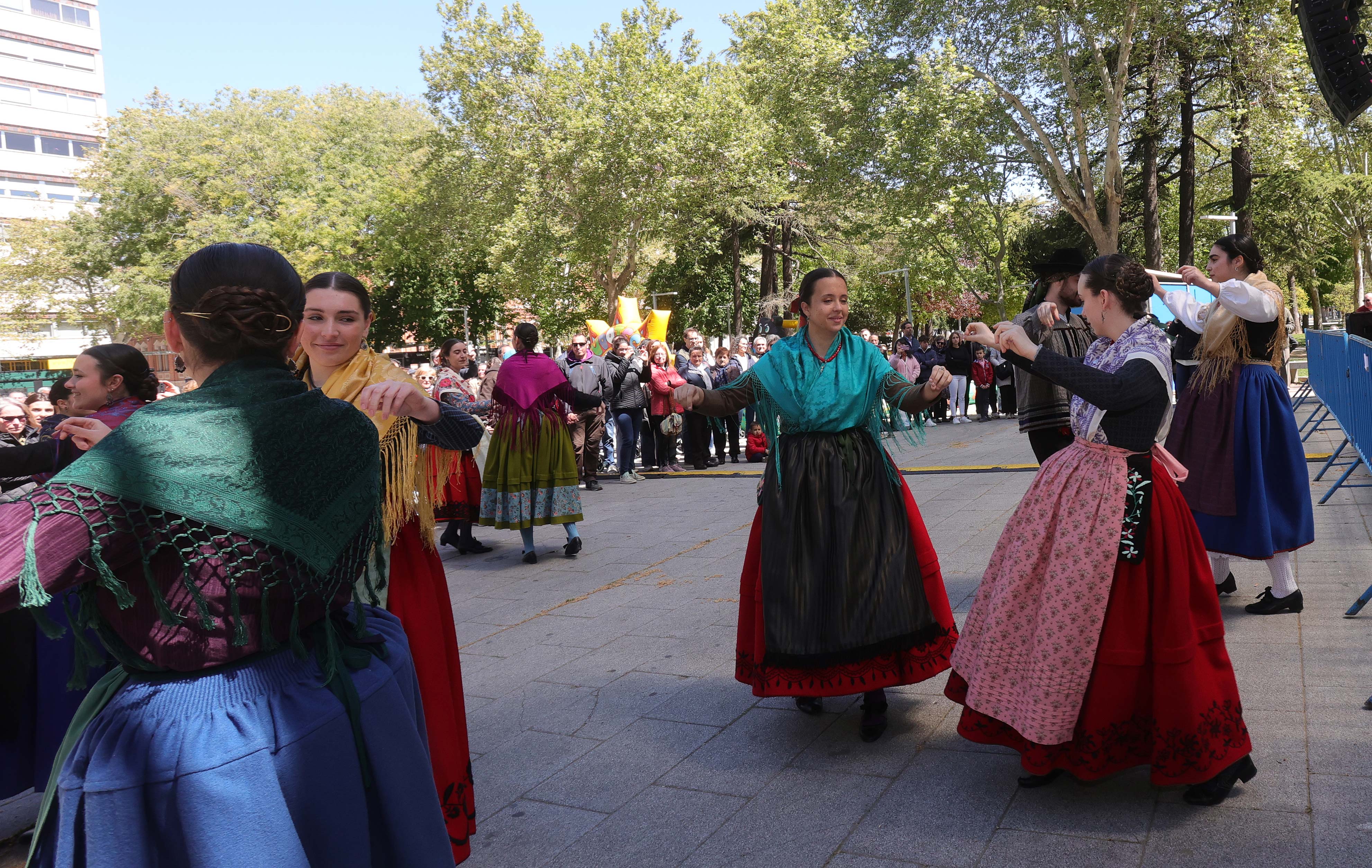 Bailes y casetas por el Día de la Comunidad en Palencia