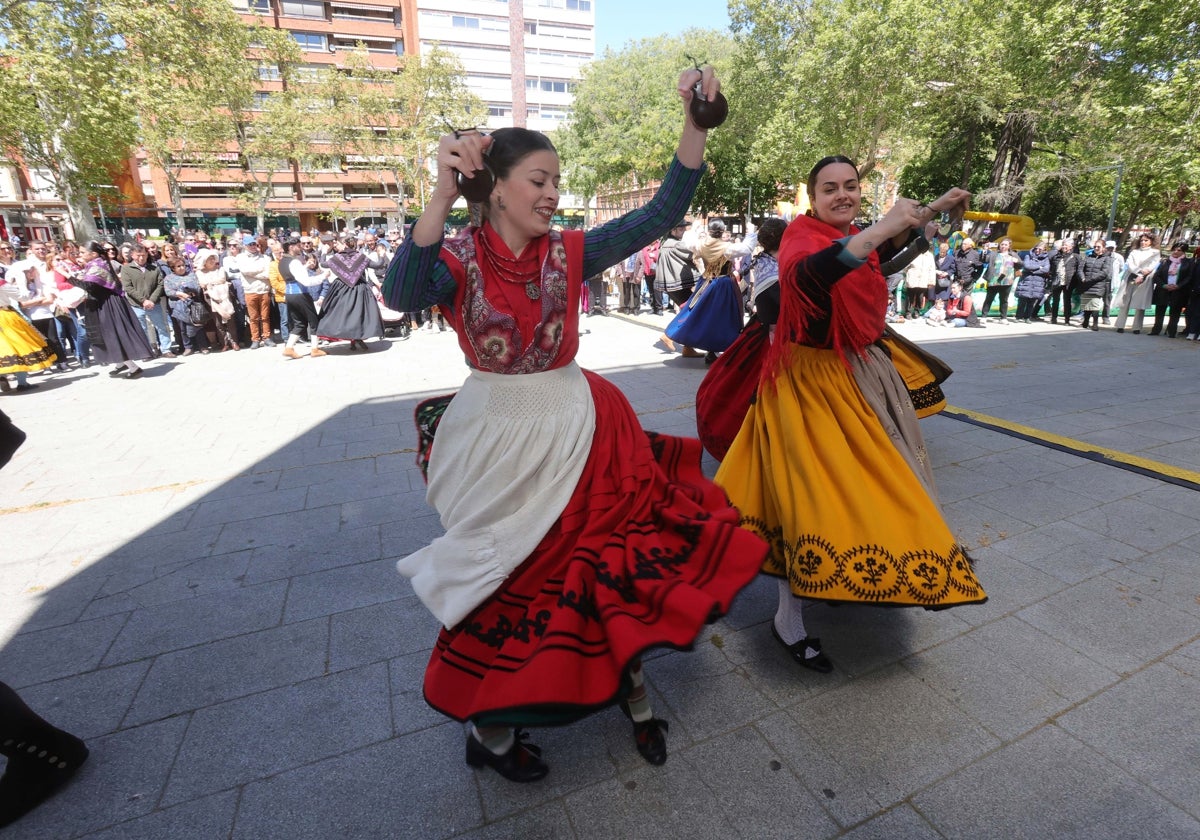 Bailes y casetas por el Día de la Comunidad en Palencia