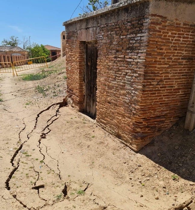 Grietas en el terreno el día antes del hundimiento