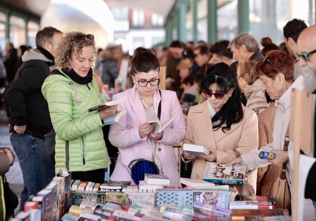 Lectoras en una de las mesas con libros.