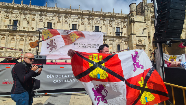 Varias decenas de manifestantes paran las celebraciones en León