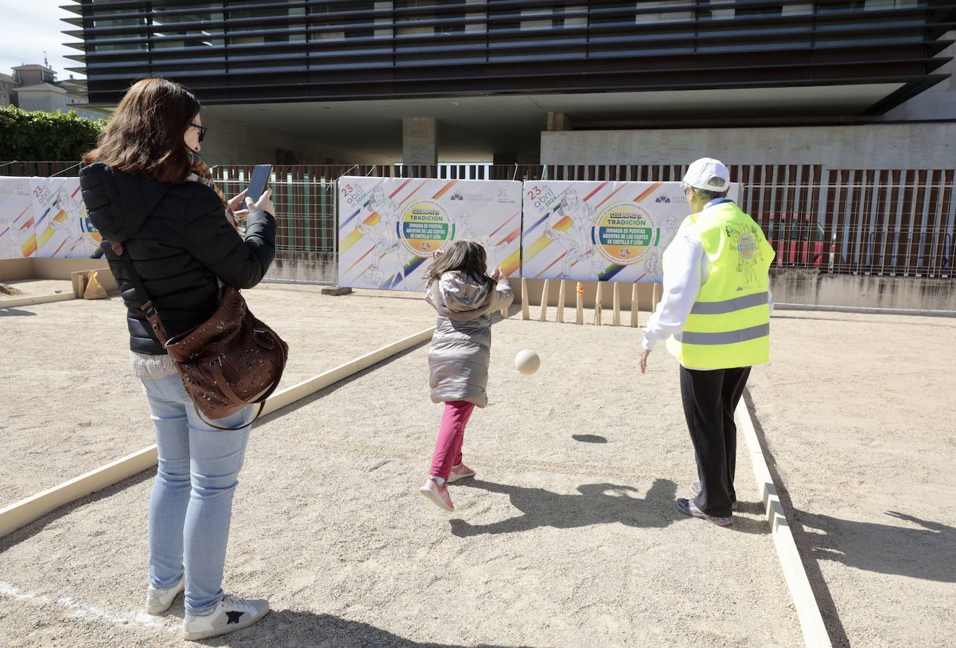 Las Cortes de Castilla y León celebran una jornada de puertas abiertas