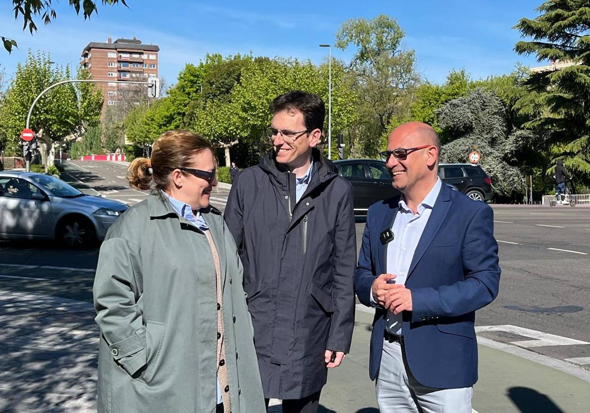 Charo Chávez, Pedro Herrero y Luis Vélez charlan frente al puente de Poniente, sin tráfico a las 10:30 horas de este miércoles.