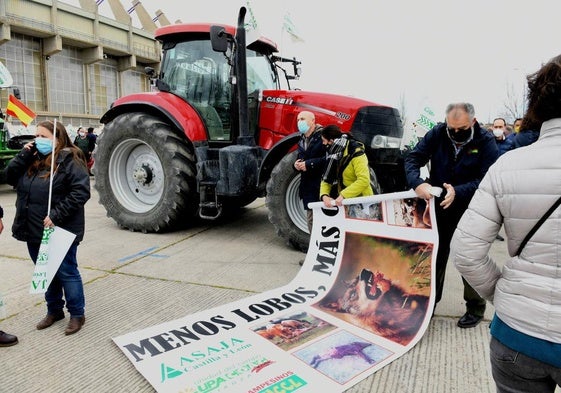 Manifestación de las organizaciones profesionales agrarias contra la estricta protección del lobo.