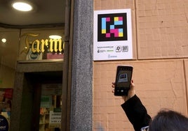 Código de la aplicación instalado en un lugar visible de una farmacia de Segovia.