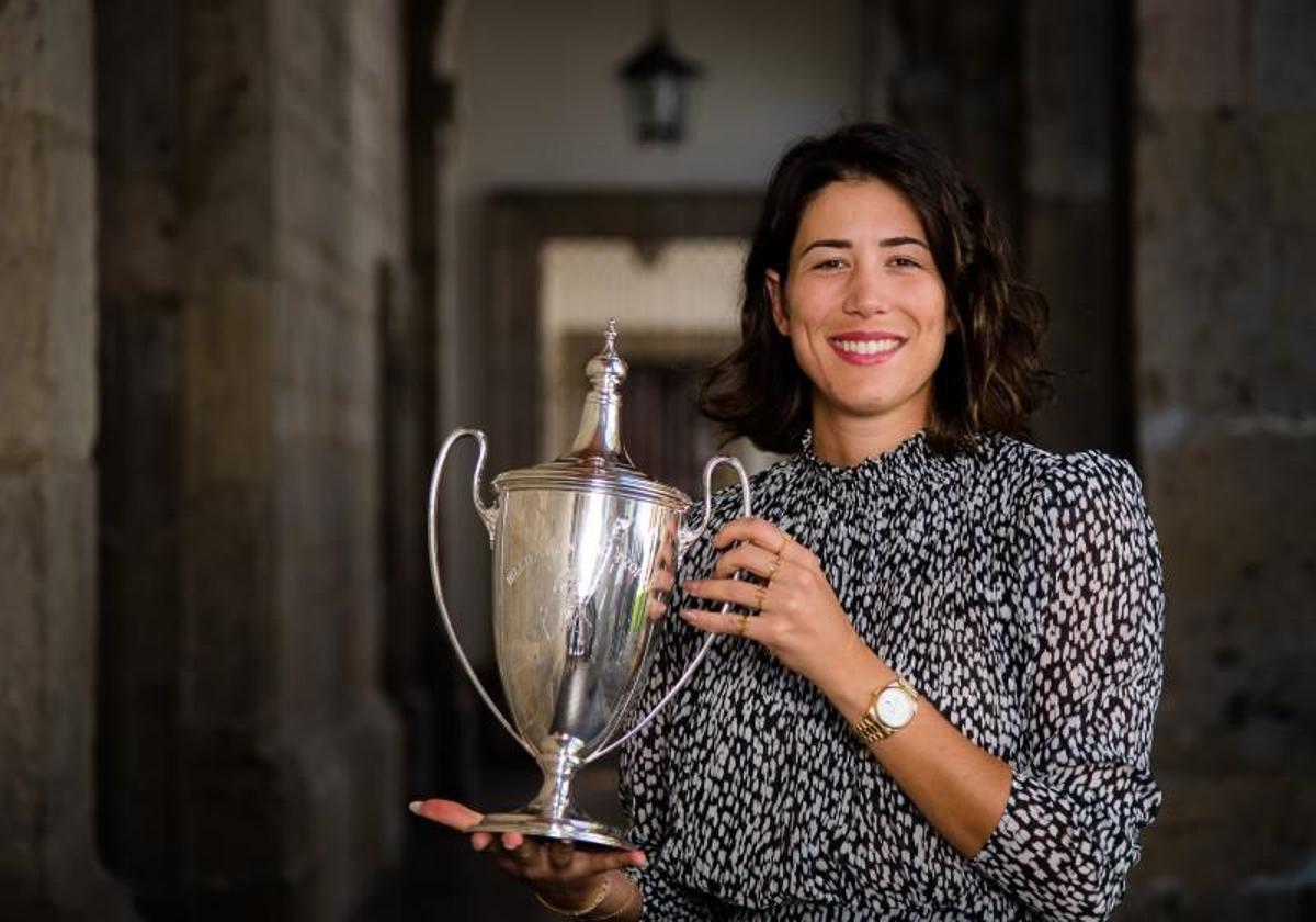 Garbiñe Muguruza posa con uno de los trofeos conseguidos a lo largo de su carrera.