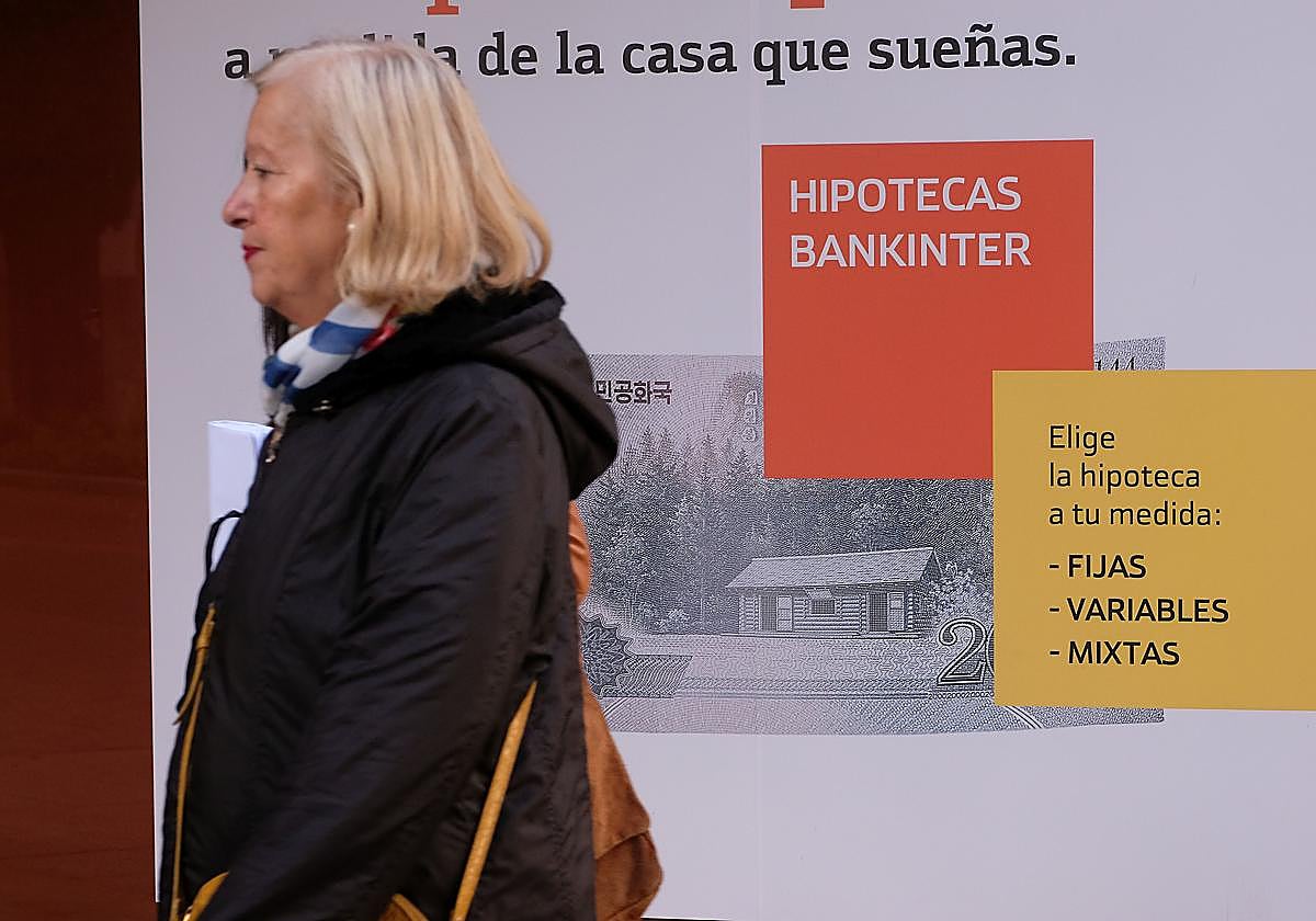 Imagen de archivo de un banco que anuncia sus hipotecas.