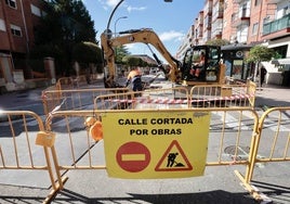 La calle Embajadores, cortada al tráfico por las obras en la red de abastecimiento