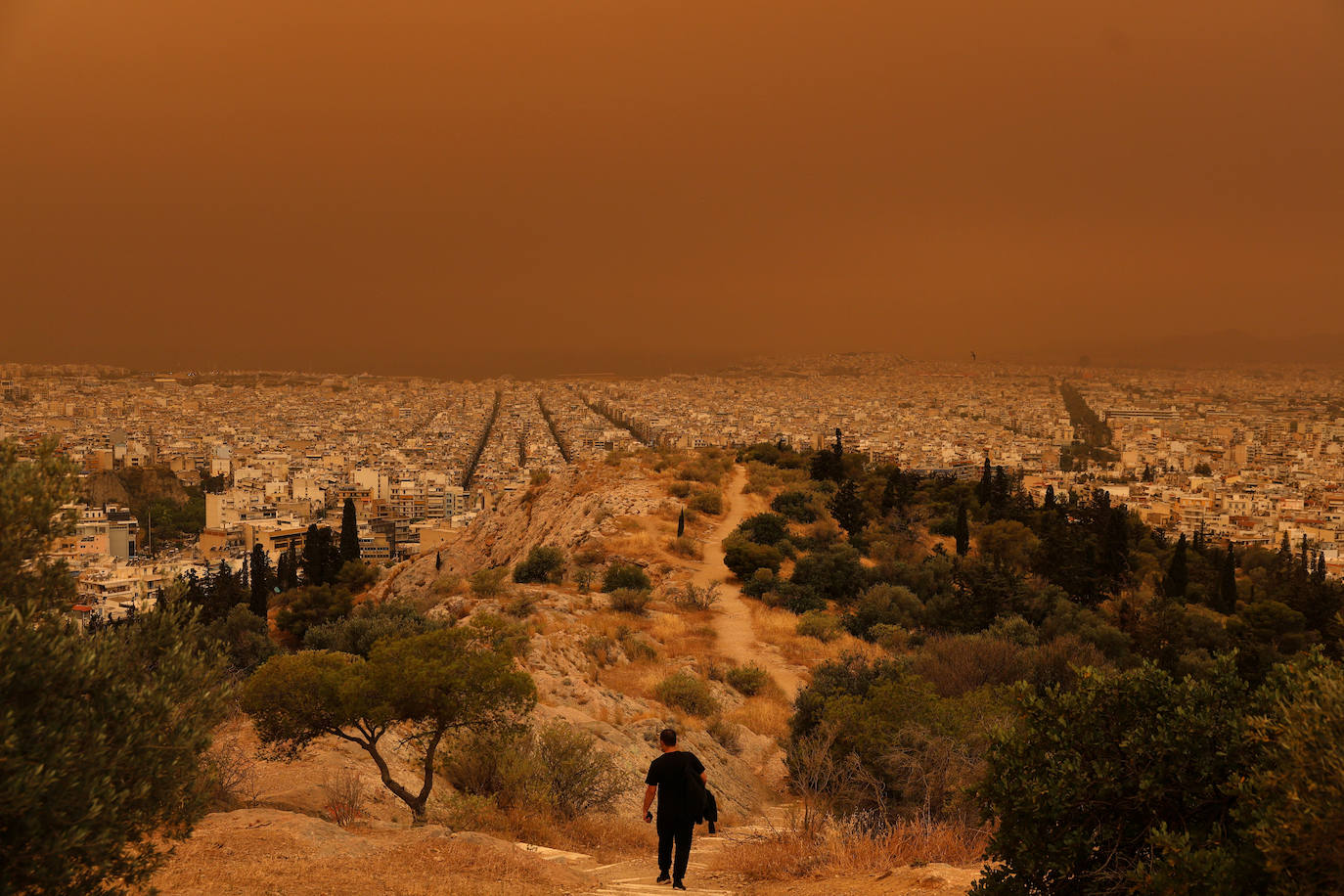 Impresionantes imágenes de la ciudad de Atenas cubierta de polvo del Sáhara