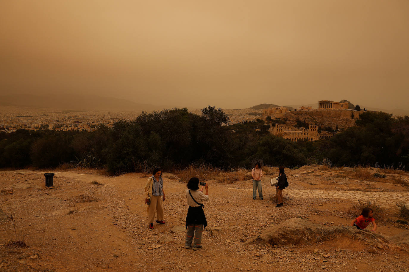 Impresionantes imágenes de la ciudad de Atenas cubierta de polvo del Sáhara