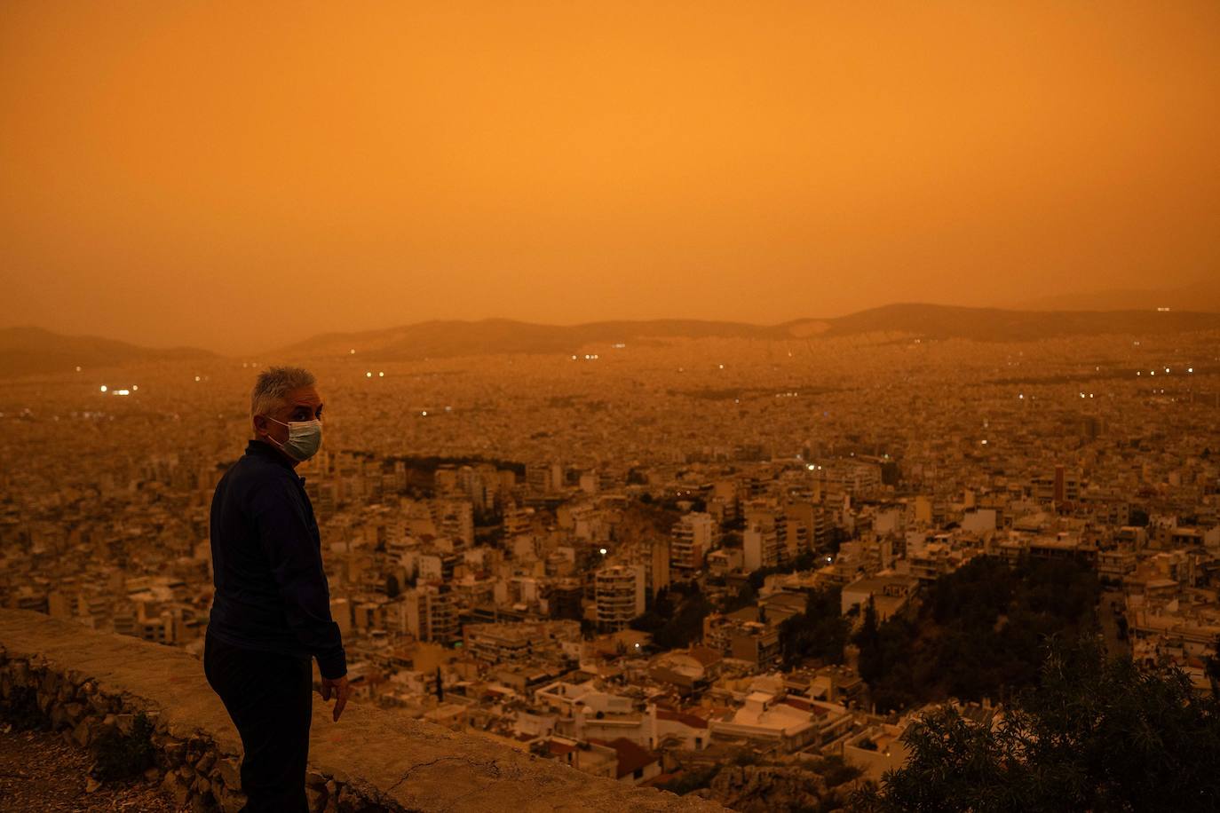 Impresionantes imágenes de la ciudad de Atenas cubierta de polvo del Sáhara