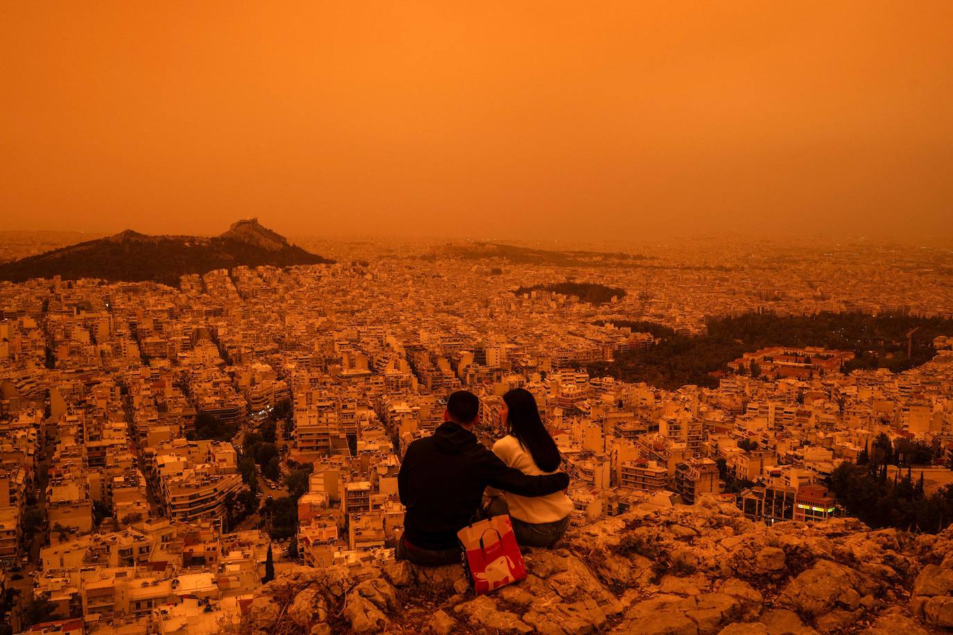 Impresionantes imágenes de la ciudad de Atenas cubierta de polvo del Sáhara