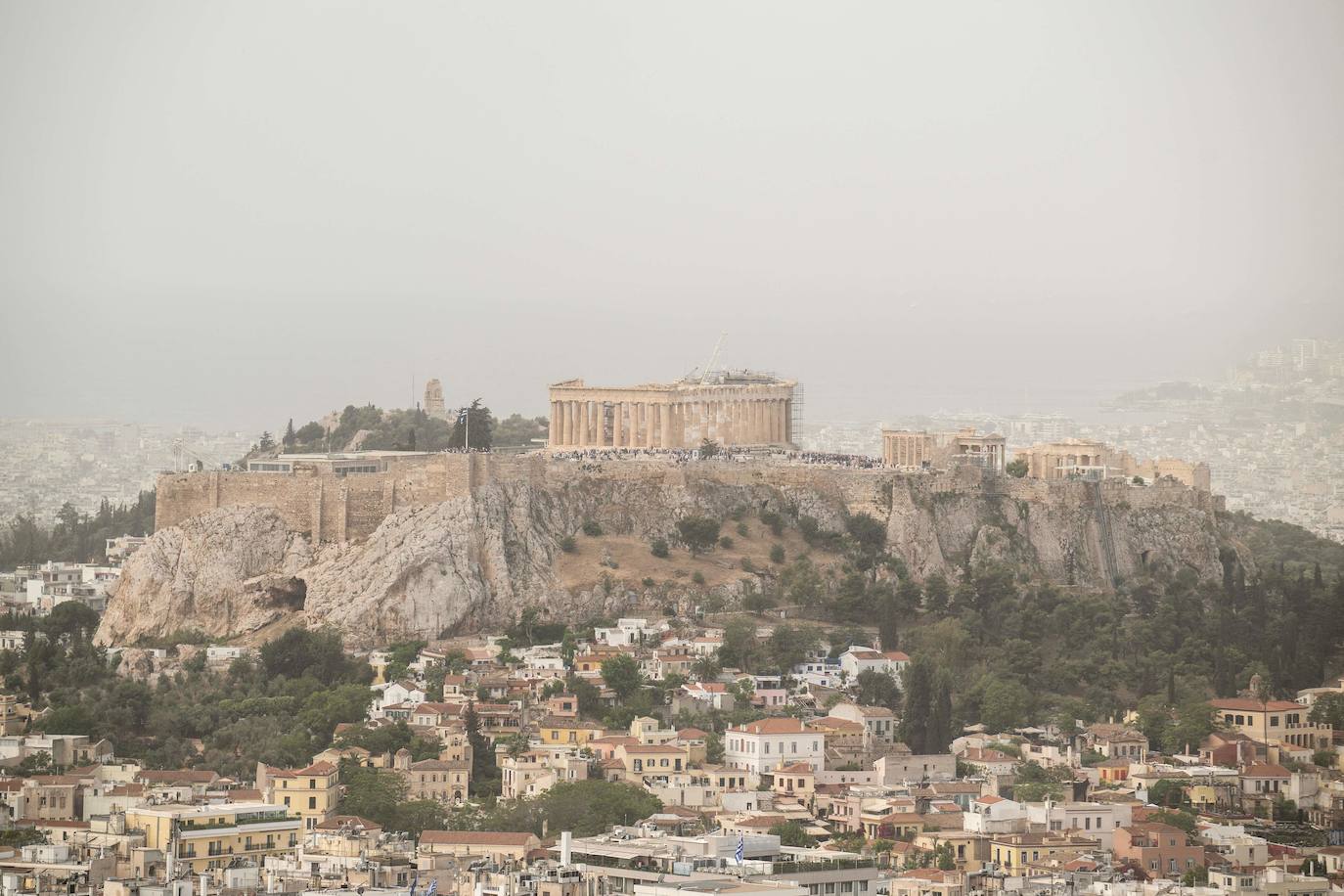 Impresionantes imágenes de la ciudad de Atenas cubierta de polvo del Sáhara