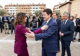 Isabel Díaz Ayuso saluda a Alfonso Fernández Mañueco a su llegada al AC Santa Ana.