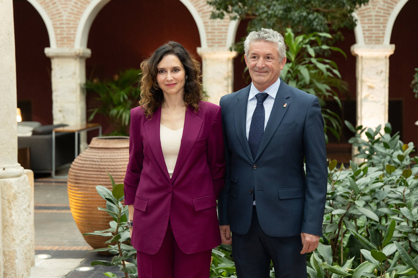 Isabel Díaz Ayuso, junto a Sarbelio Fernández.