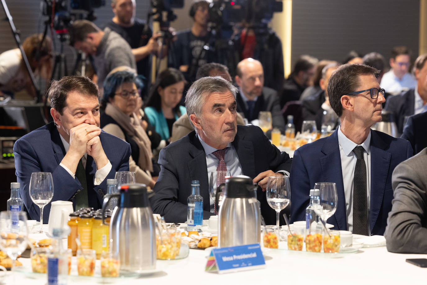 Alfonso Fernández Mañueco, Iñaki Arechabaleta y Goyo Ezama atienden al desarrollo de la ponencia.