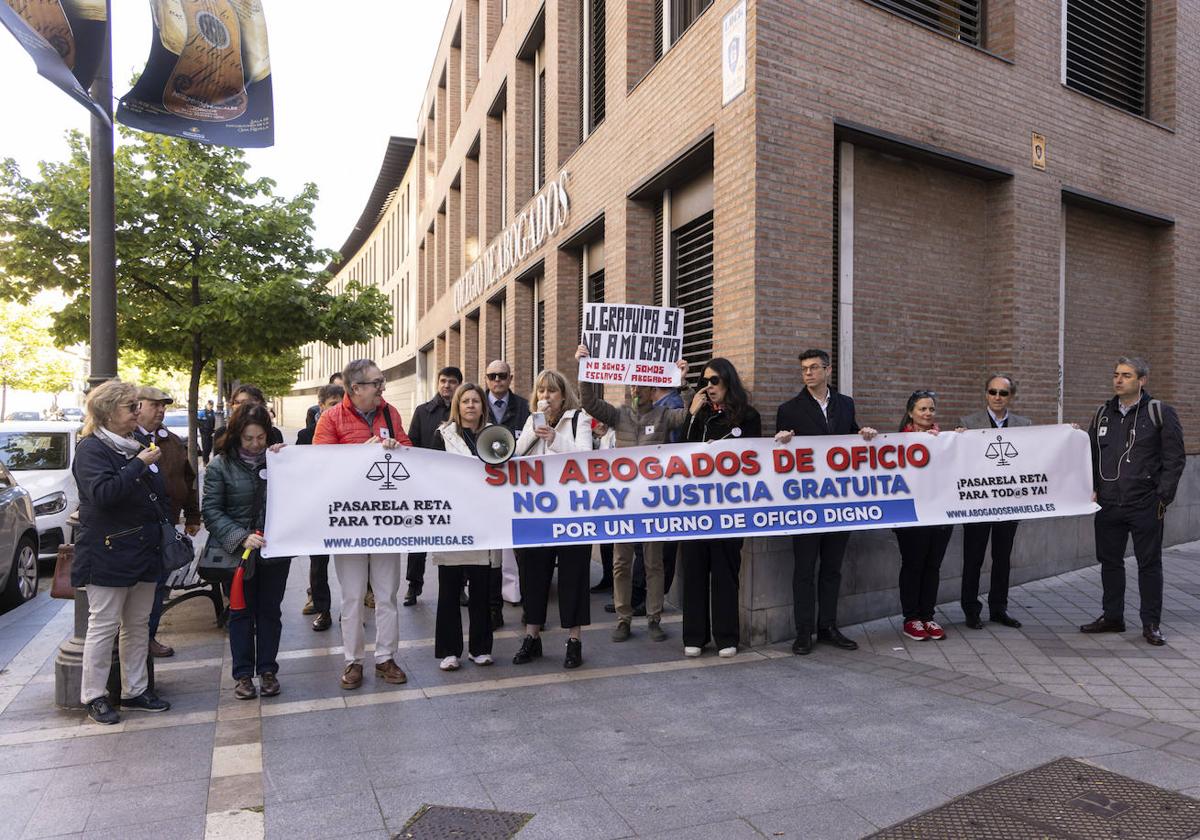 Concentración de los abogados del turno de oficio en la calle Angustias.