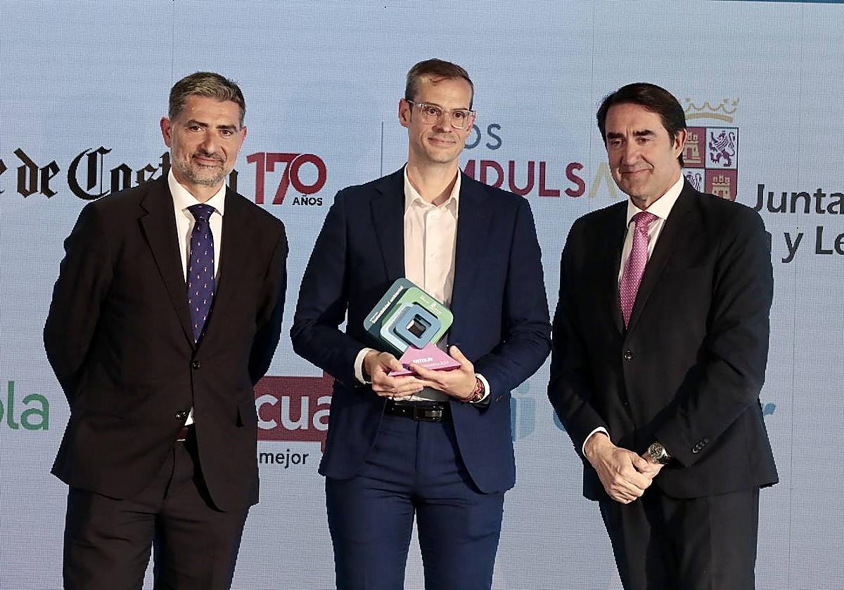 El director territorial Norte de Cajamar, José Antonio Benavides y el consejero de Medio Ambiente, Vivienda y Ordenación del Territorio, Juan Carlos Suárez-Quiñones. Recibe Raúl Gallego Castro, responsable de Materiales Avanzados de la Dirección de Innovación y Sostenibilidad Corporativa de Antolín.